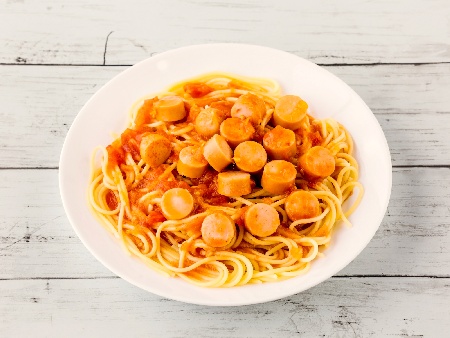 Спагети с доматен сос, кренвирши, кашкавал, чесън и босилек - снимка на рецептата